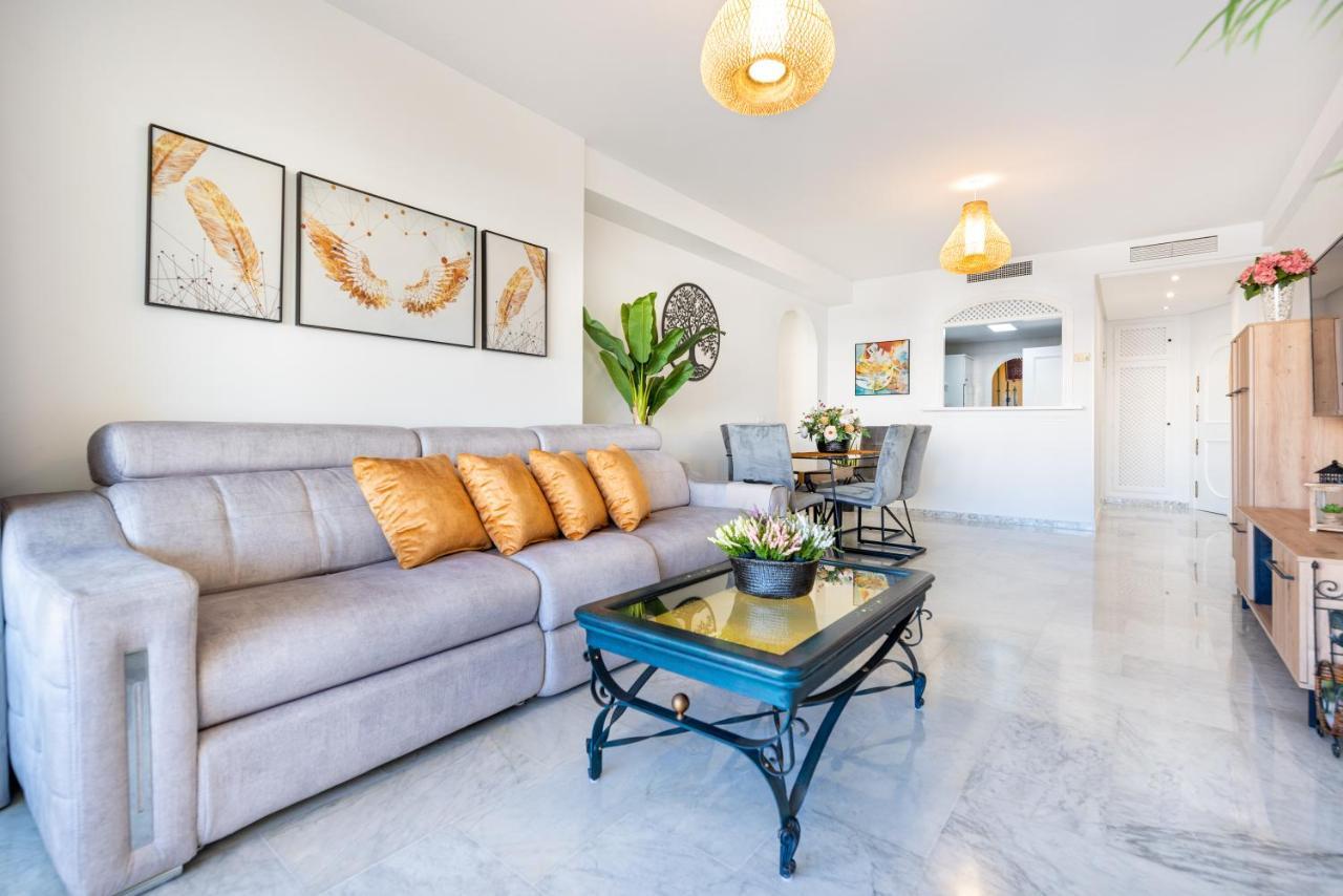 Wintowinrentals Apartamento De Lujo En Medio De Puerto Marina. 贝纳尔马德纳 外观 照片