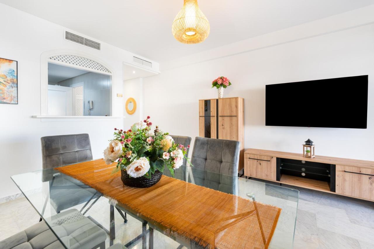 Wintowinrentals Apartamento De Lujo En Medio De Puerto Marina. 贝纳尔马德纳 外观 照片