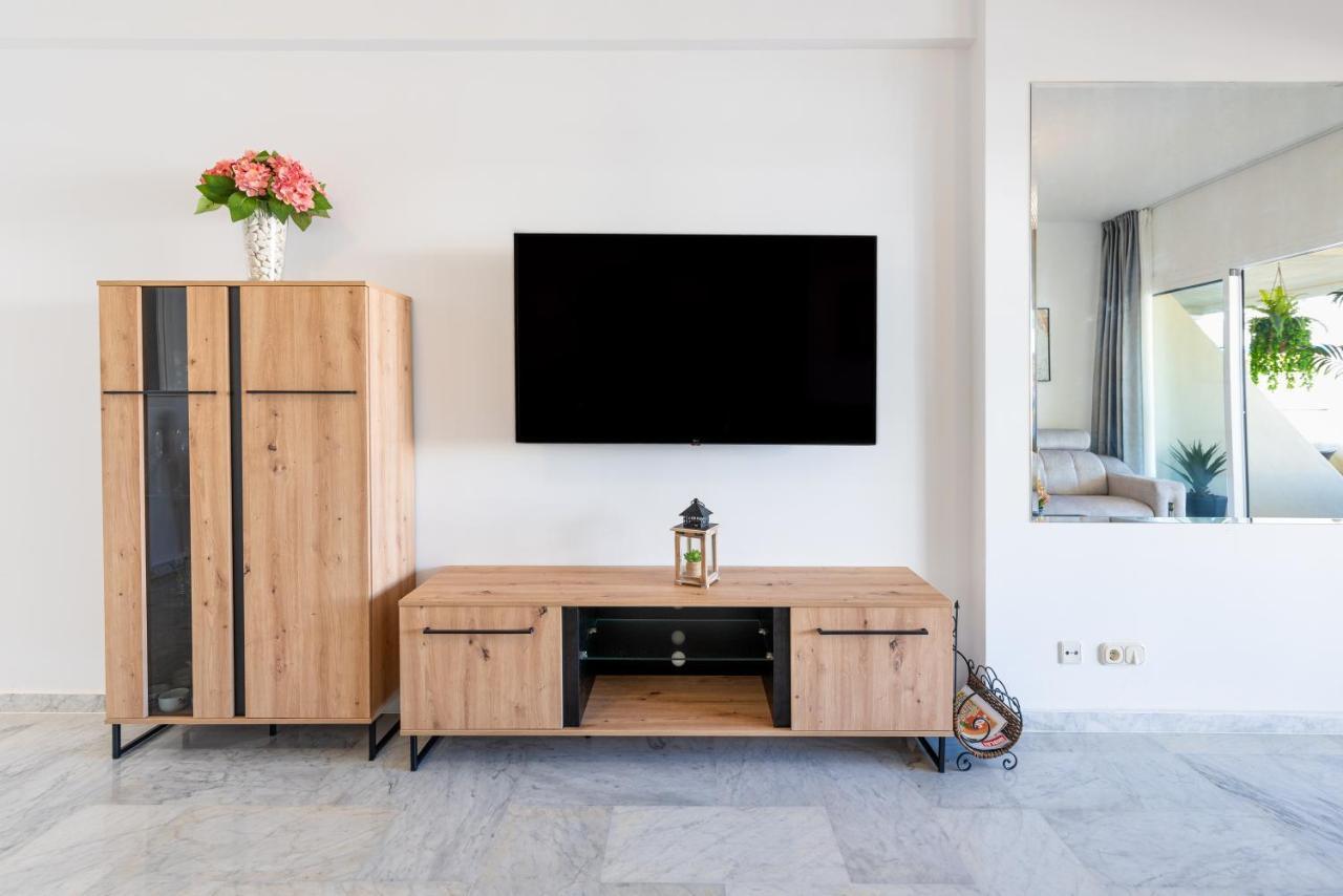 Wintowinrentals Apartamento De Lujo En Medio De Puerto Marina. 贝纳尔马德纳 外观 照片