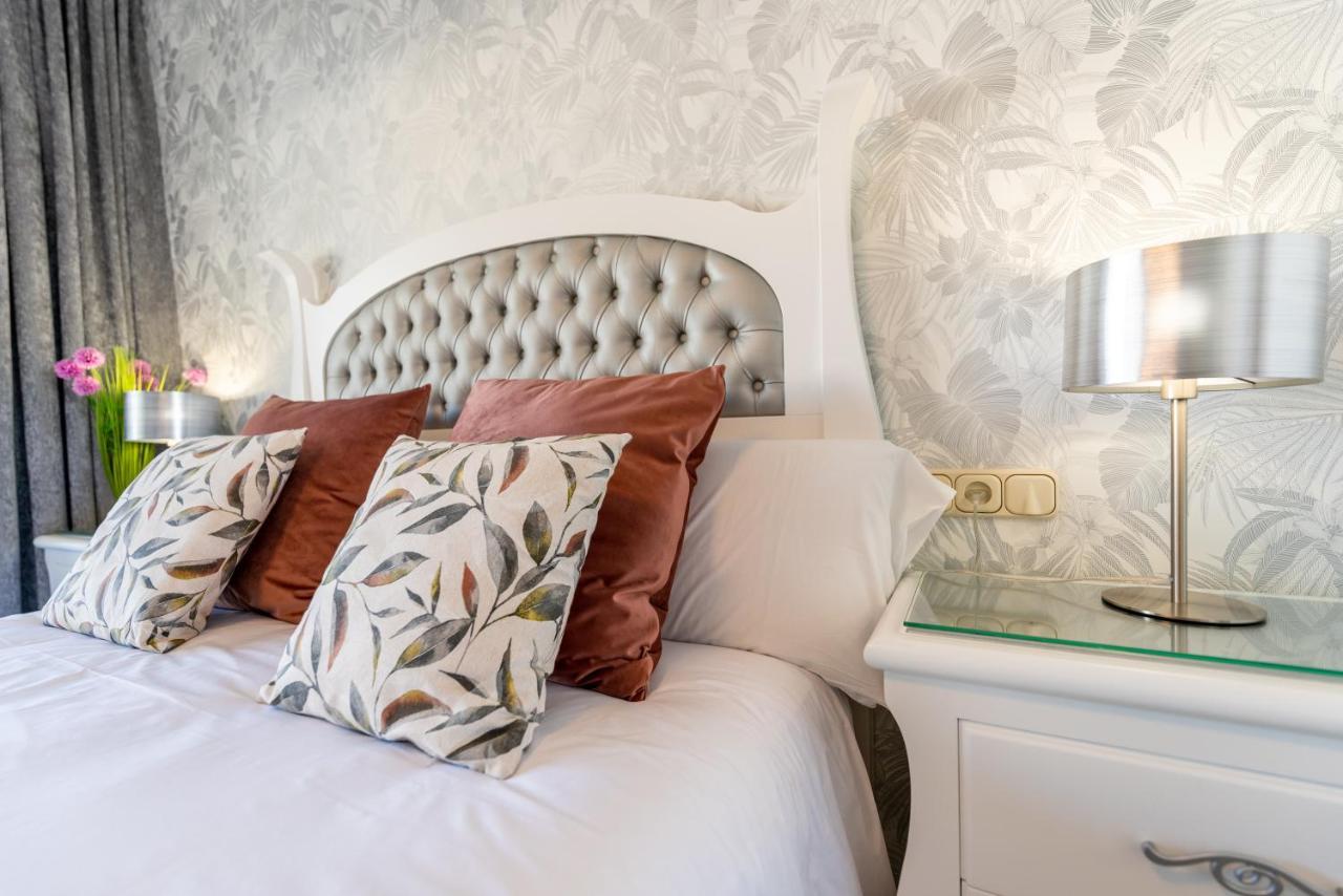 Wintowinrentals Apartamento De Lujo En Medio De Puerto Marina. 贝纳尔马德纳 外观 照片