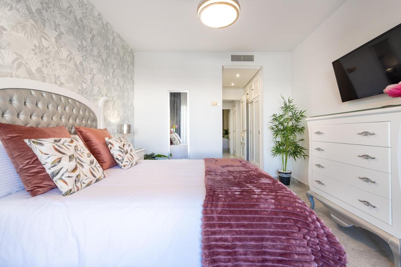 Wintowinrentals Apartamento De Lujo En Medio De Puerto Marina. 贝纳尔马德纳 外观 照片